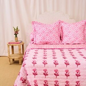 Roller Rabbit Pink Floral Quilt. Reversible… Two Lovely Patterns in One. Twin.